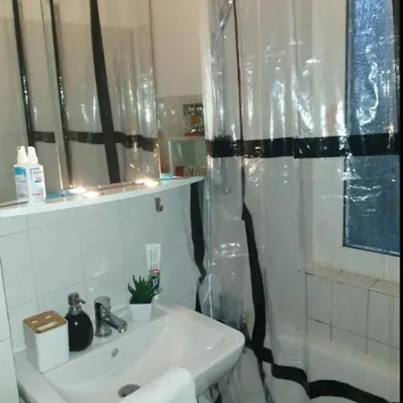 Privat Zimmer Mit Kleinem Balkon In Einer