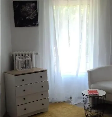 Privat Zimmer Mit Kleinem Balkon In Einer Apartment