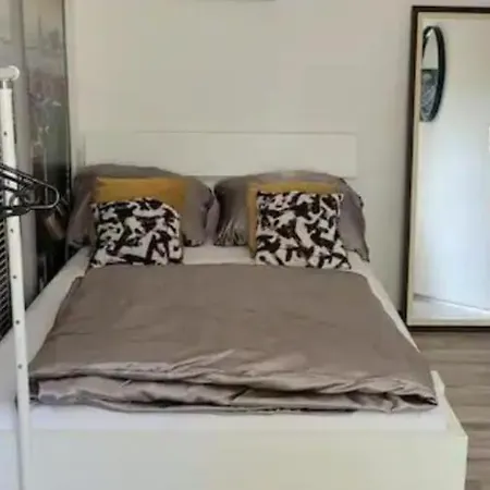 Privat Zimmer Mit Kleinem Balkon In Einer *