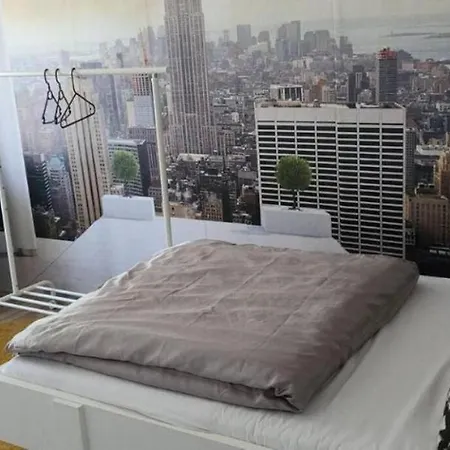 Privat Zimmer Mit Kleinem Balkon In Einer